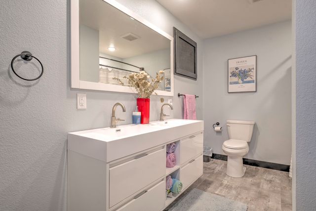 916 26th St NW, Minot, ND 58703