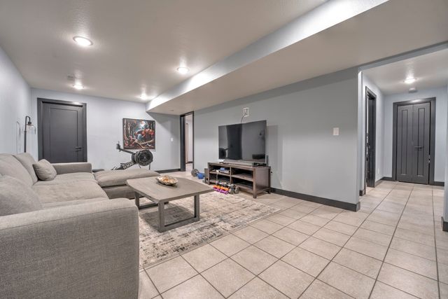 916 26th St NW, Minot, ND 58703