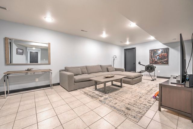 916 26th St NW, Minot, ND 58703