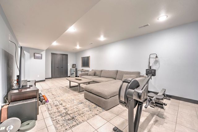 916 26th St NW, Minot, ND 58703