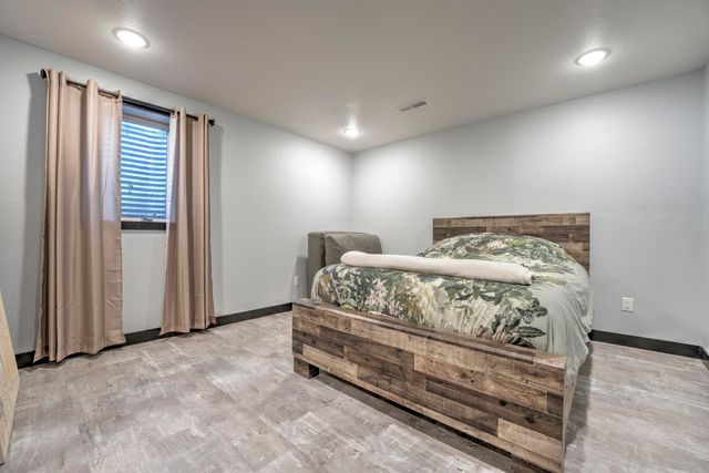 916 26th St NW, Minot, ND 58703