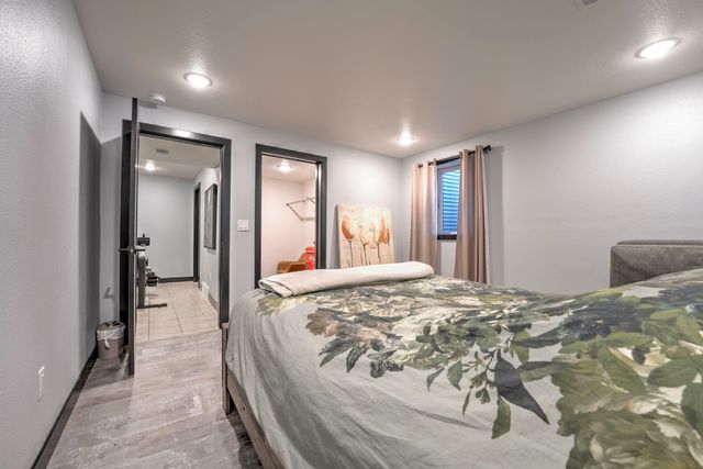 916 26th St NW, Minot, ND 58703