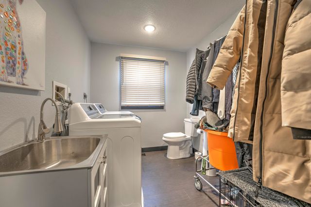 916 26th St NW, Minot, ND 58703