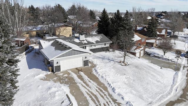 916 26th St NW, Minot, ND 58703