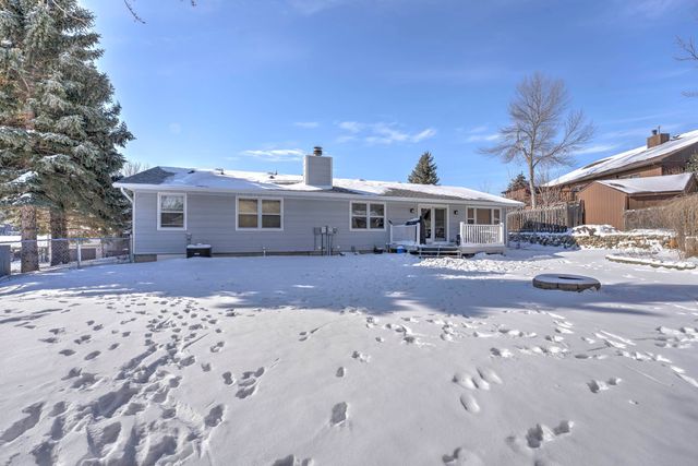 916 26th St NW, Minot, ND 58703