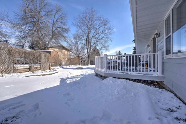 916 26th St NW, Minot, ND 58703