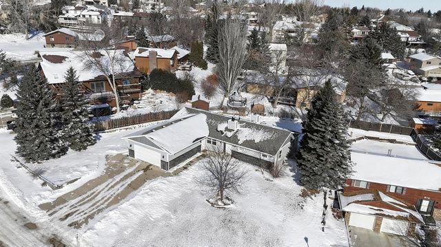 916 26th St NW, Minot, ND 58703