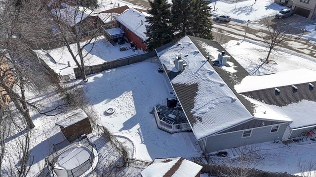 916 26th St NW, Minot, ND 58703