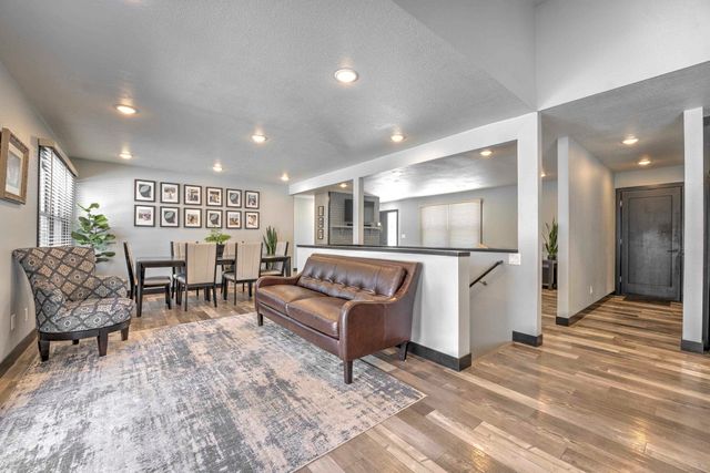 916 26th St NW, Minot, ND 58703