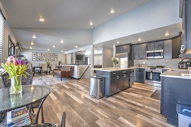 916 26th St NW, Minot, ND 58703