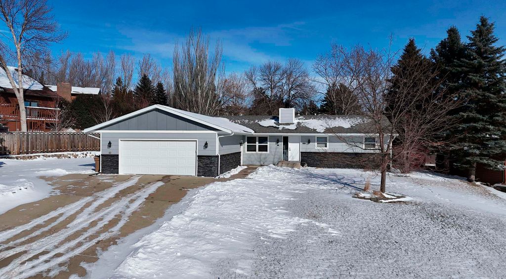 916 26th St NW, Minot, ND 58703