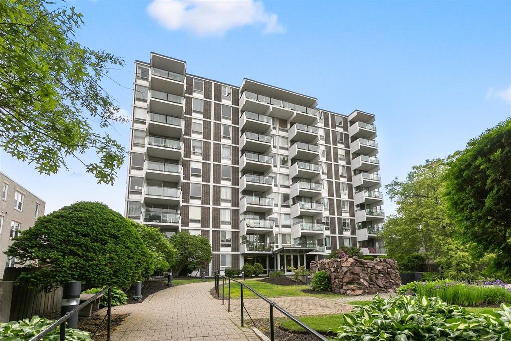60 Babcock 42, Brookline, MA 02446