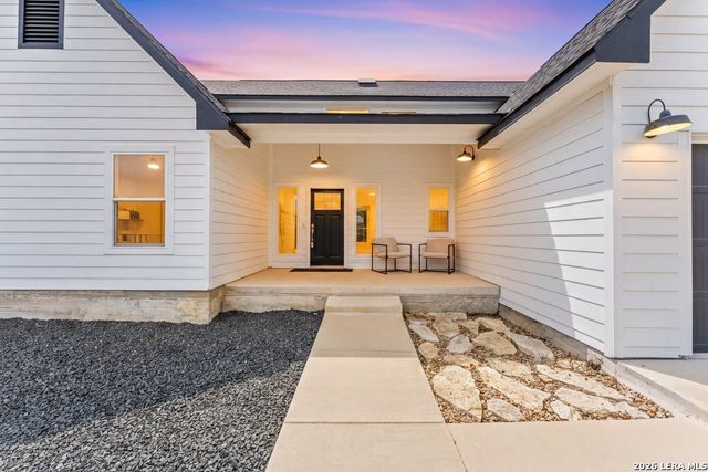 1090 Arcadia Dr, Canyon Lake, TX 78133