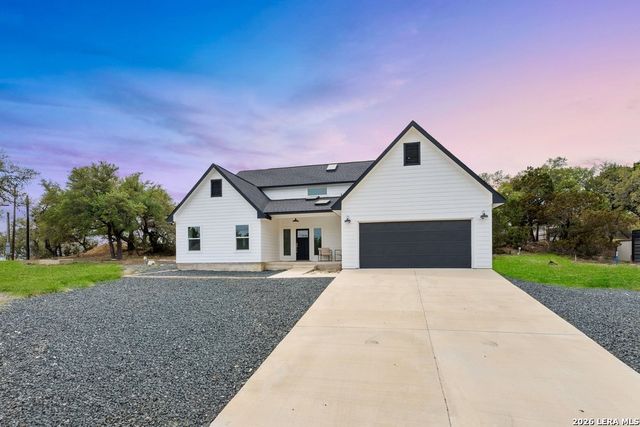 1090 Arcadia Dr, Canyon Lake, TX 78133