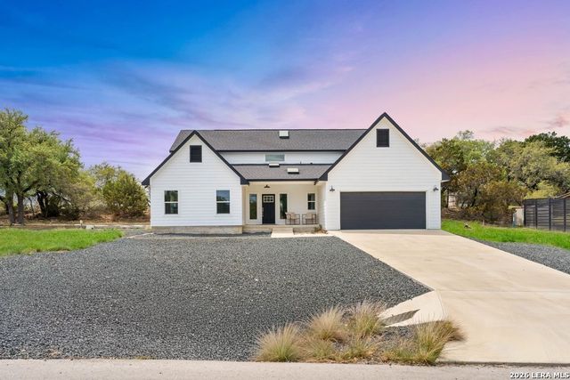 1090 Arcadia Dr, Canyon Lake, TX 78133