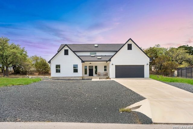 1090 Arcadia Dr, Canyon Lake, TX 78133