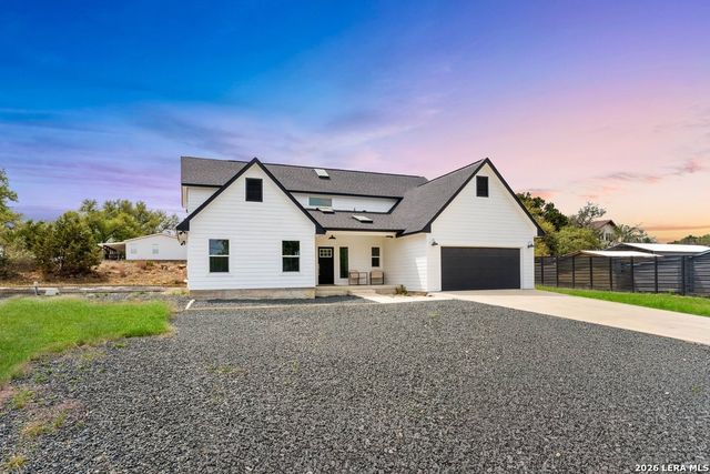 1090 Arcadia Dr, Canyon Lake, TX 78133