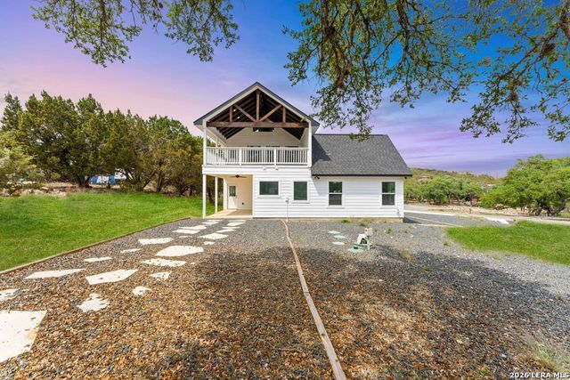 1090 Arcadia Dr, Canyon Lake, TX 78133