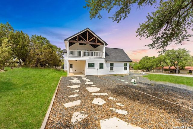 1090 Arcadia Dr, Canyon Lake, TX 78133