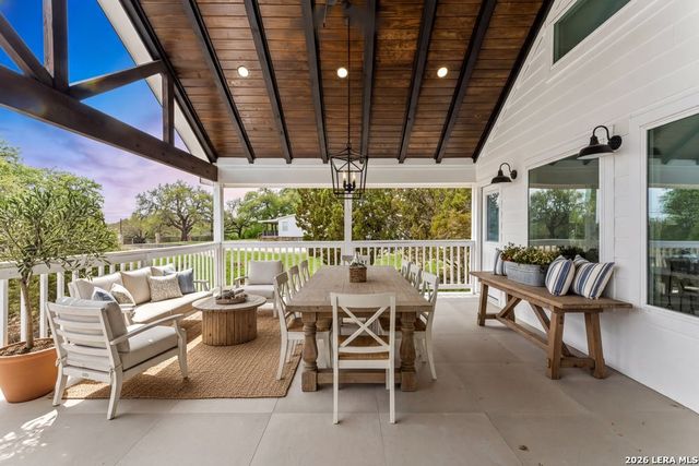 1090 Arcadia Dr, Canyon Lake, TX 78133