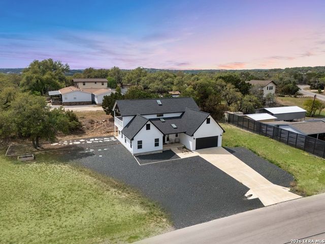 1090 Arcadia Dr, Canyon Lake, TX 78133