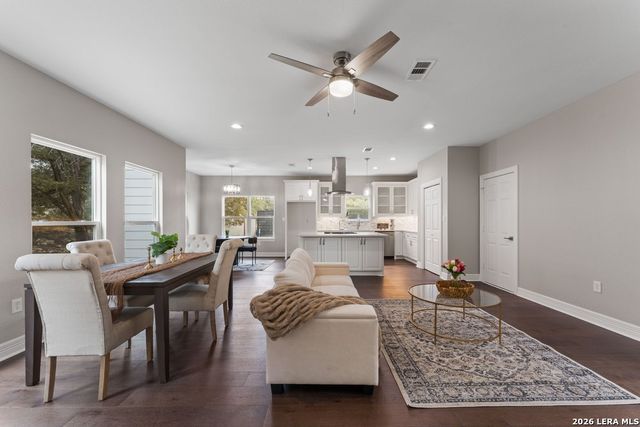 1090 Arcadia Dr, Canyon Lake, TX 78133