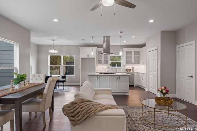 1090 Arcadia Dr, Canyon Lake, TX 78133