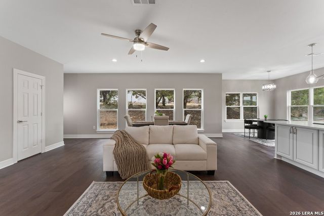 1090 Arcadia Dr, Canyon Lake, TX 78133