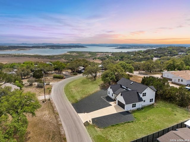 1090 Arcadia Dr, Canyon Lake, TX 78133