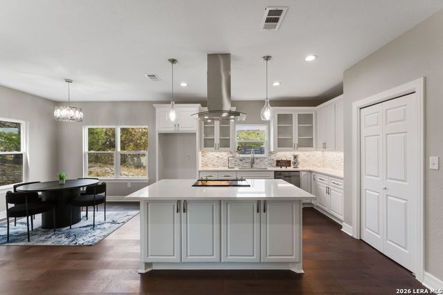 1090 Arcadia Dr, Canyon Lake, TX 78133