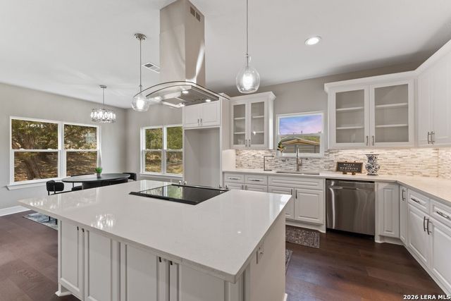 1090 Arcadia Dr, Canyon Lake, TX 78133