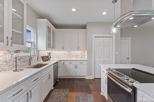 1090 Arcadia Dr, Canyon Lake, TX 78133