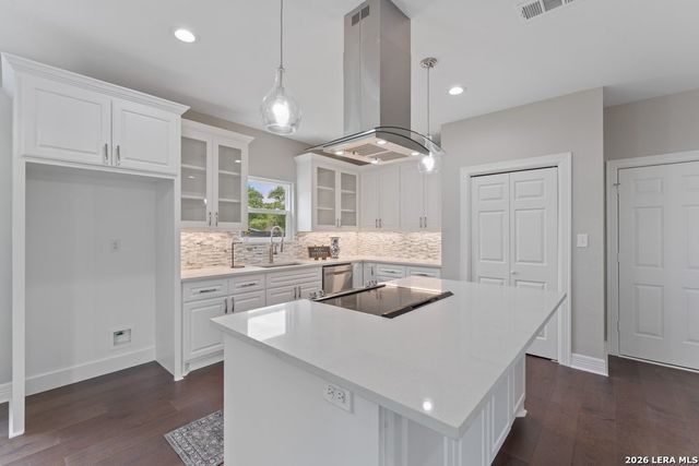 1090 Arcadia Dr, Canyon Lake, TX 78133