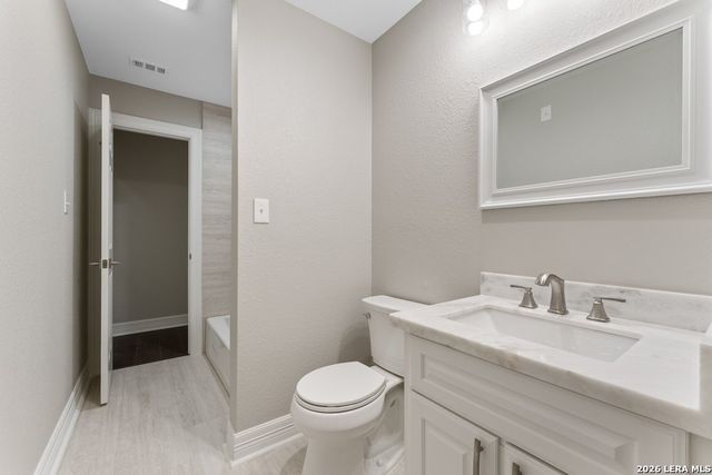 1090 Arcadia Dr, Canyon Lake, TX 78133