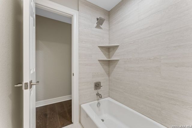 1090 Arcadia Dr, Canyon Lake, TX 78133