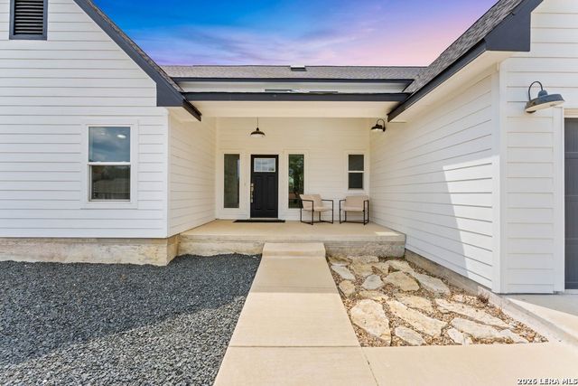 1090 Arcadia Dr, Canyon Lake, TX 78133