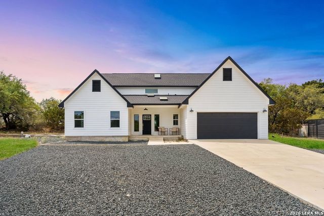 1090 Arcadia Dr, Canyon Lake, TX 78133