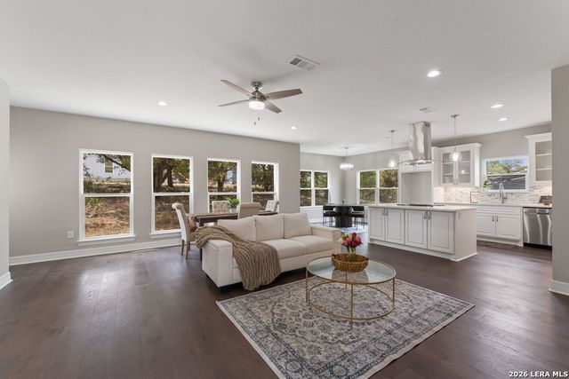 1090 Arcadia Dr, Canyon Lake, TX 78133