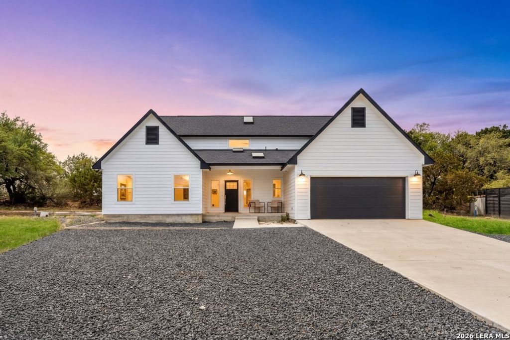 1090 Arcadia Dr, Canyon Lake, TX 78133