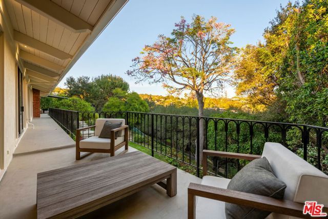 204 Ashdale Place, Los Angeles, CA 90049