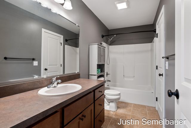 8726 Rainbows End Road SE, Caledonia, MI 49316