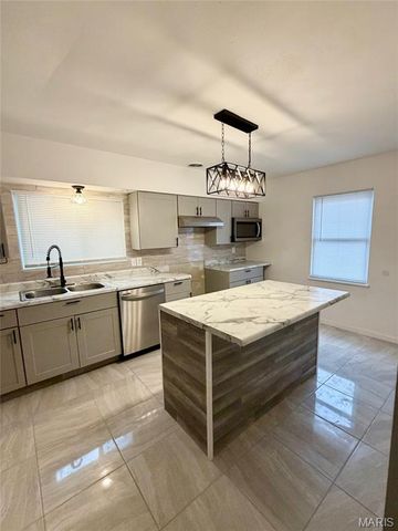 831 Hornsby, St Louis, MO 63147