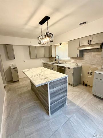 831 Hornsby, St Louis, MO 63147