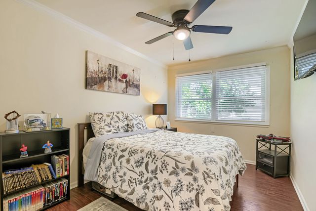 1410 W Sherwin Avenue B, Chicago, IL 60626