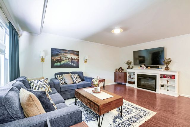 1410 W Sherwin Avenue B, Chicago, IL 60626