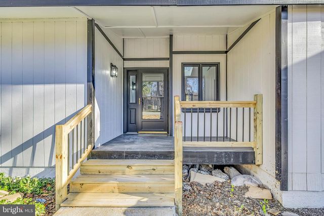 1135 SEVEN NATIONS DR, Tobyhanna, PA 18466