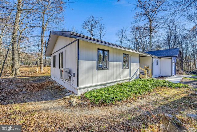 1135 SEVEN NATIONS DR, Tobyhanna, PA 18466