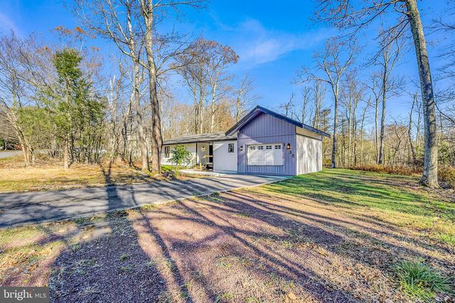 1135 SEVEN NATIONS DR, Tobyhanna, PA 18466