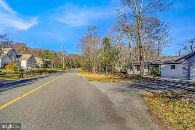 1135 SEVEN NATIONS DR, Tobyhanna, PA 18466