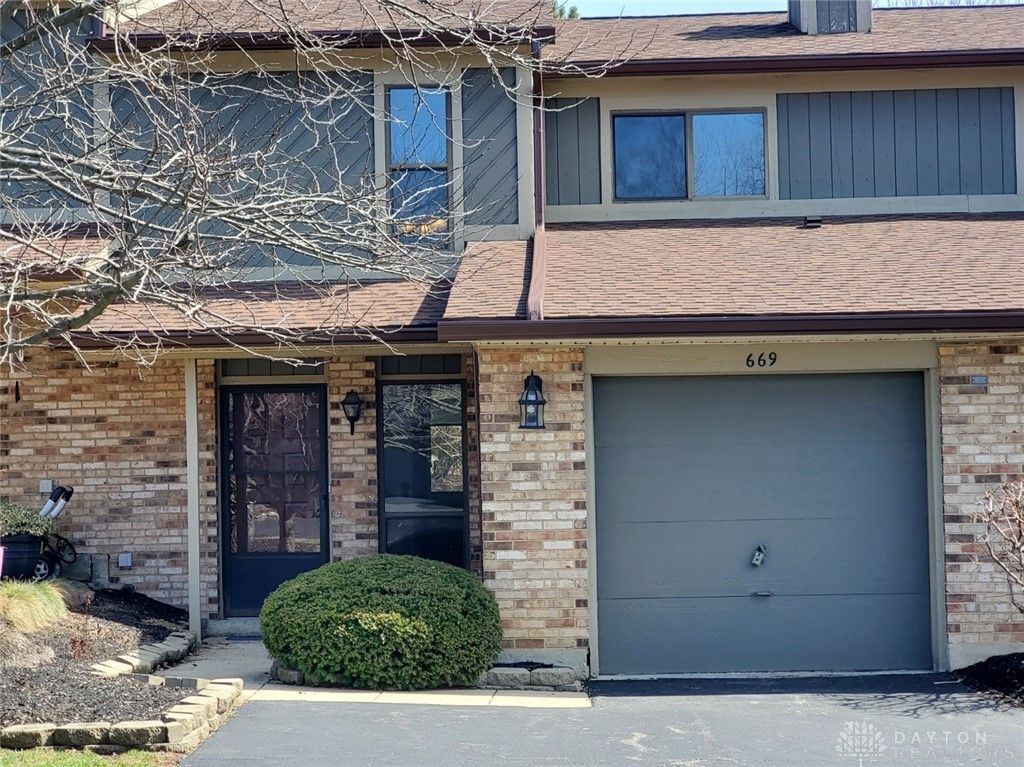 669 Hidden Valley Court, Fairborn, OH 45324